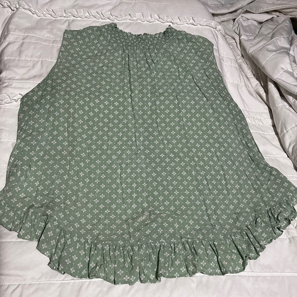 Cato Sleeveless shirt with ruffle neck and ruffle hem. Size 22/24.